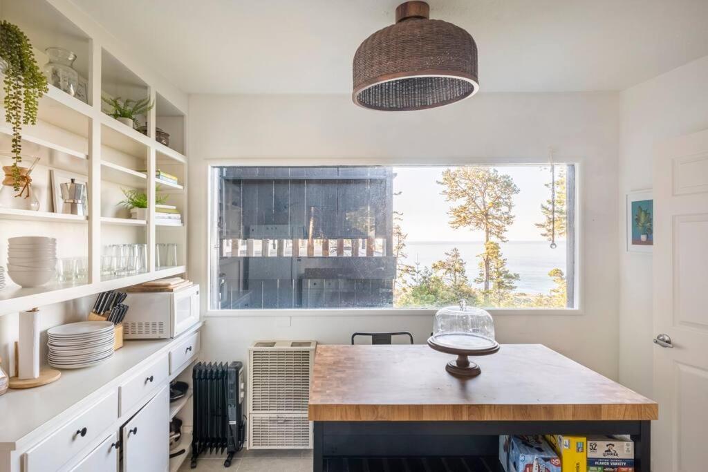 Driftwood Lodge ~ 5 Bedroom / 7 Bath ~ 30-Acre Private Estate On Hwy 1 ~ Hot Tub ~ Oceanview ~ Reunions & Retreats Walsh Landing Exterior photo
