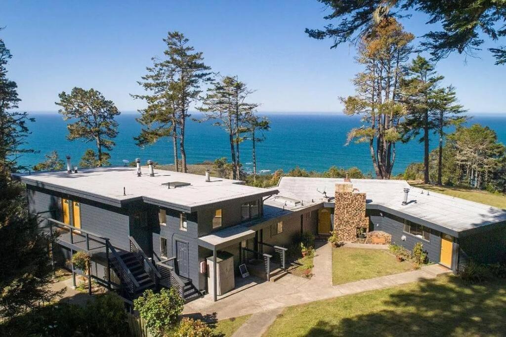 Driftwood Lodge ~ 5 Bedroom / 7 Bath ~ 30-Acre Private Estate On Hwy 1 ~ Hot Tub ~ Oceanview ~ Reunions & Retreats Walsh Landing Exterior photo
